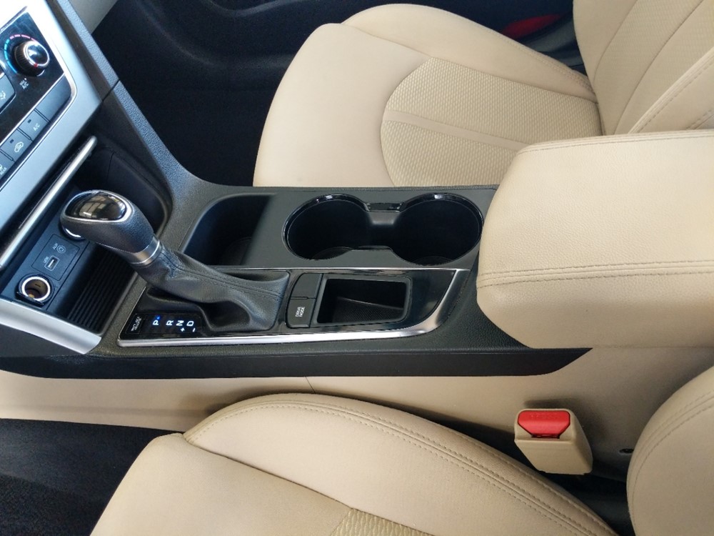 2017 Hyundai Sonata - Center Console/Cup Holders