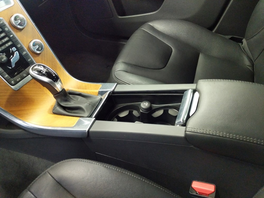 2017 Volvo XC60 - Center Console/Cup Holders