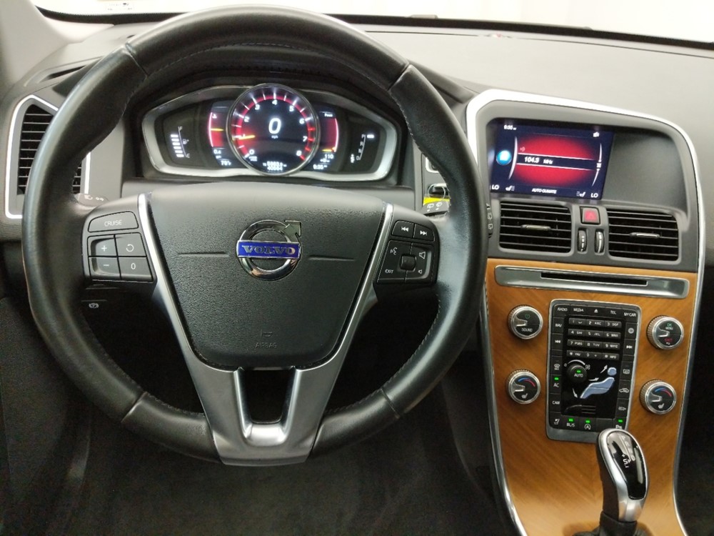 2017 Volvo XC60 - Driver Dash