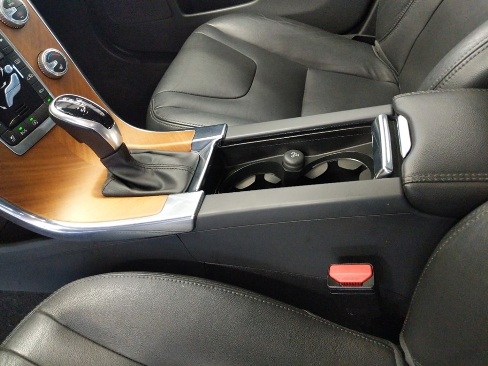 2017 Volvo XC60 - Center Console/Cup Holders