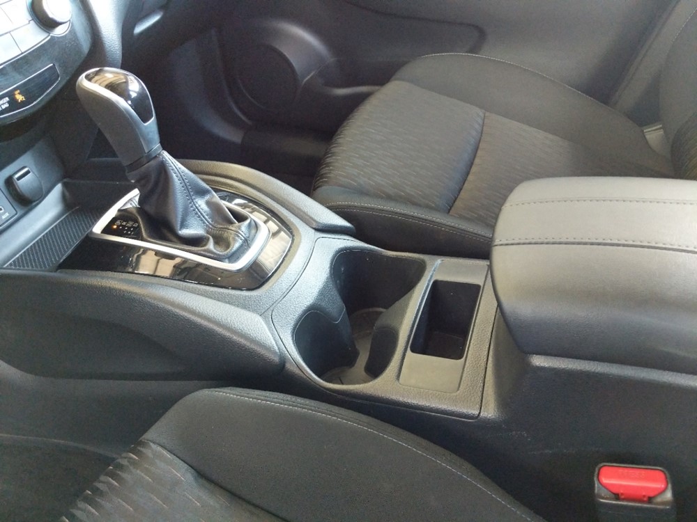 2017 Nissan Rogue - Center Console/Cup Holders
