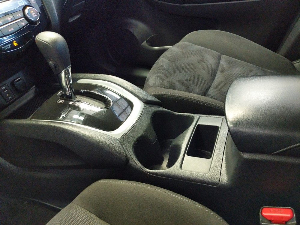 2015 Nissan Rogue - Center Console/Cup Holders