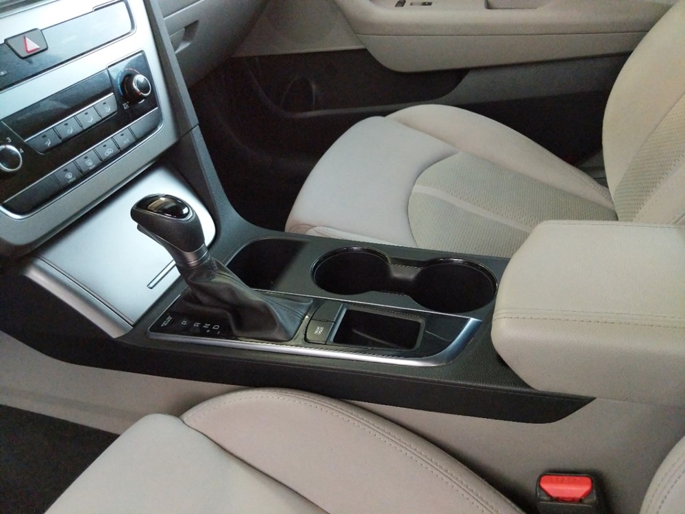 2017 Hyundai Sonata - Center Console/Cup Holders