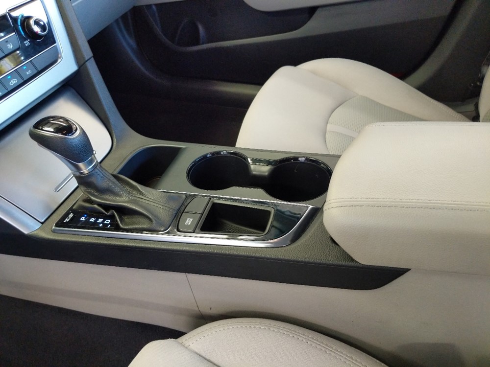 2017 Hyundai Sonata - Center Console/Cup Holders