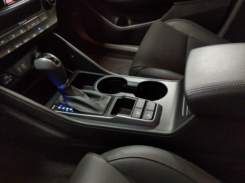 2016 Hyundai Tucson - Center Console/Cup Holders