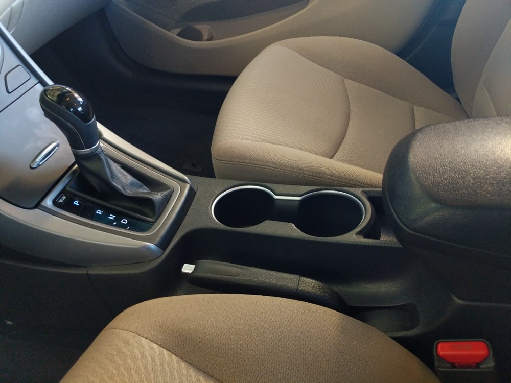 2016 Hyundai Elantra - Center Console/Cup Holders