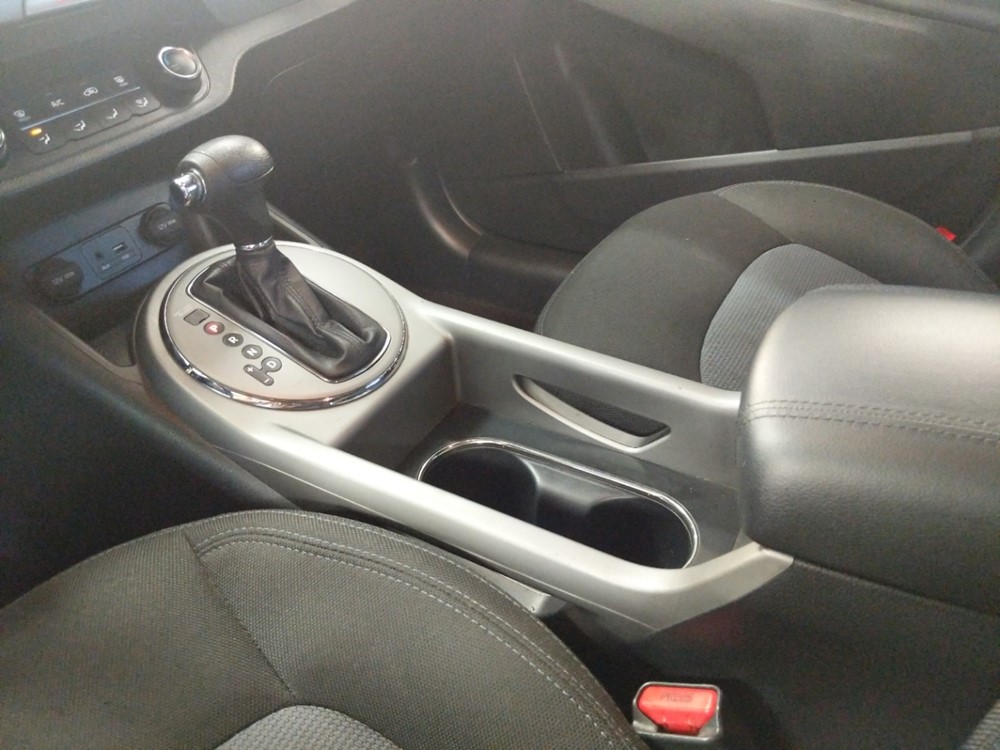 2016 Kia Sportage - Center Console/Cup Holders
