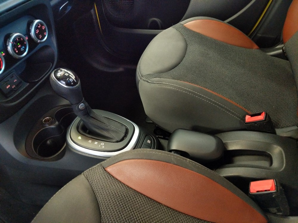 2014 FIAT 500L - Center Console/Cup Holders