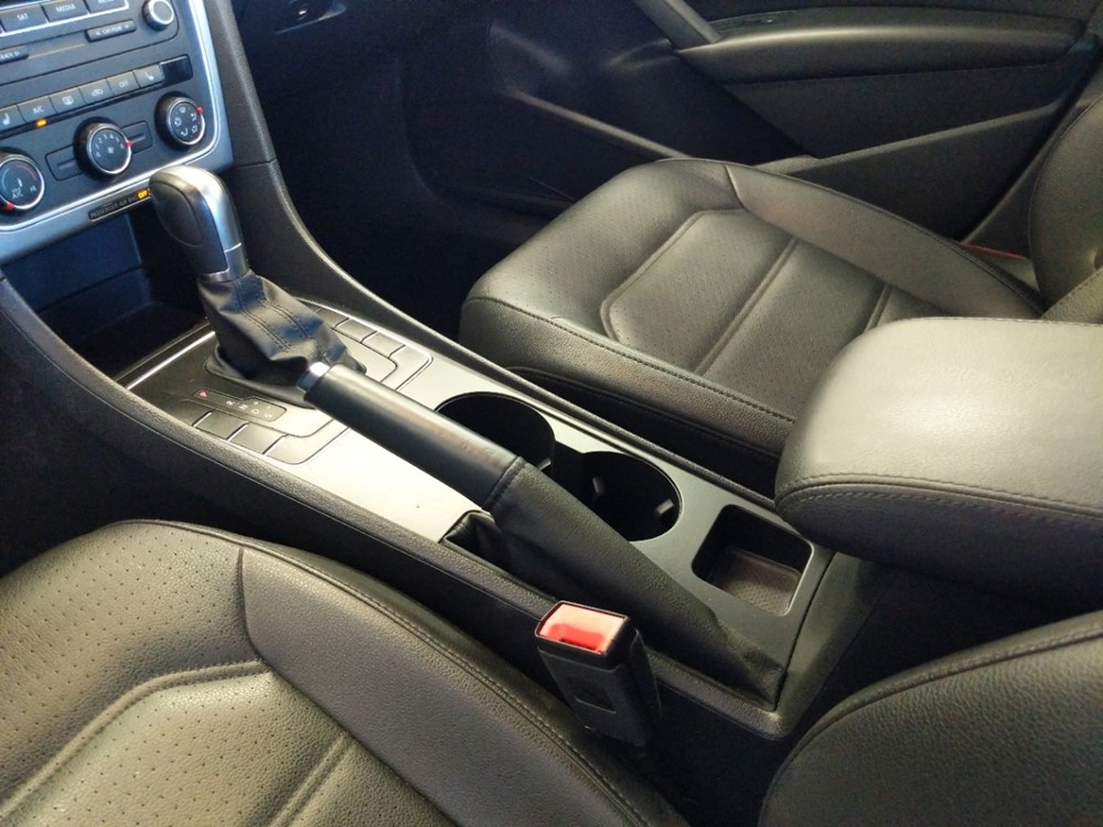 2015 Volkswagen Passat - Center Console/Cup Holders