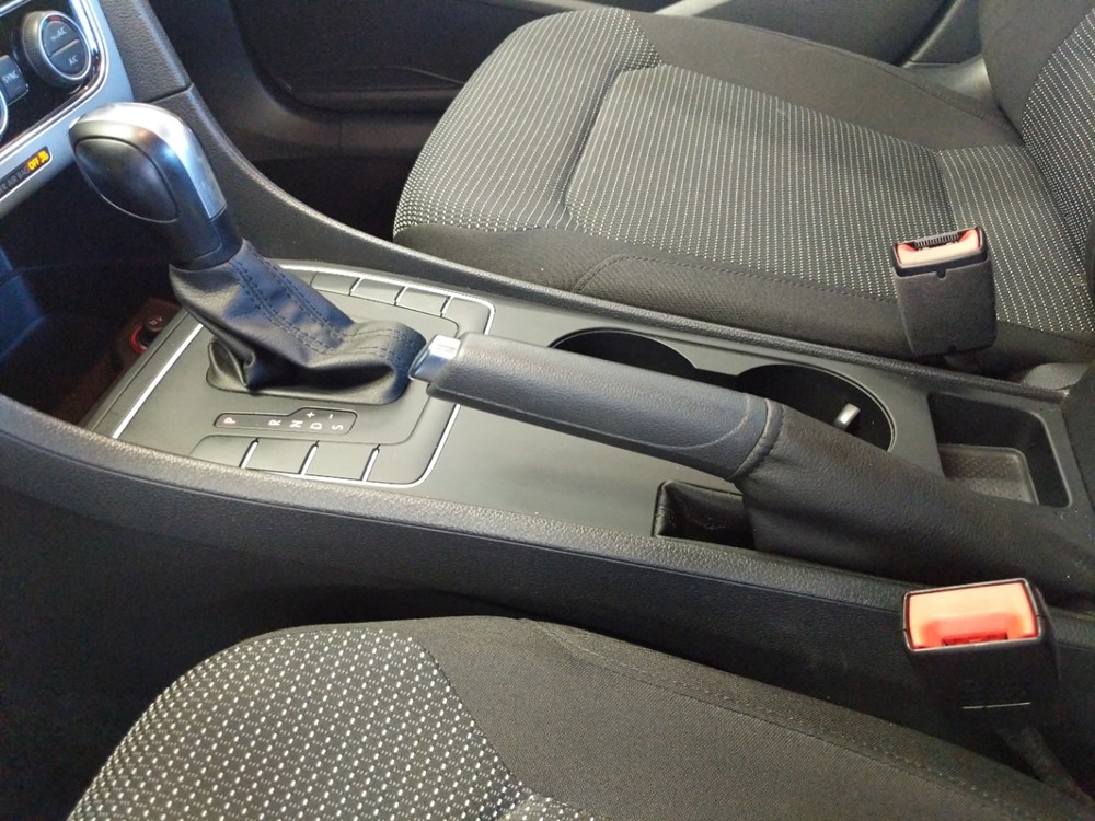 2016 Volkswagen Passat - Center Console/Cup Holders