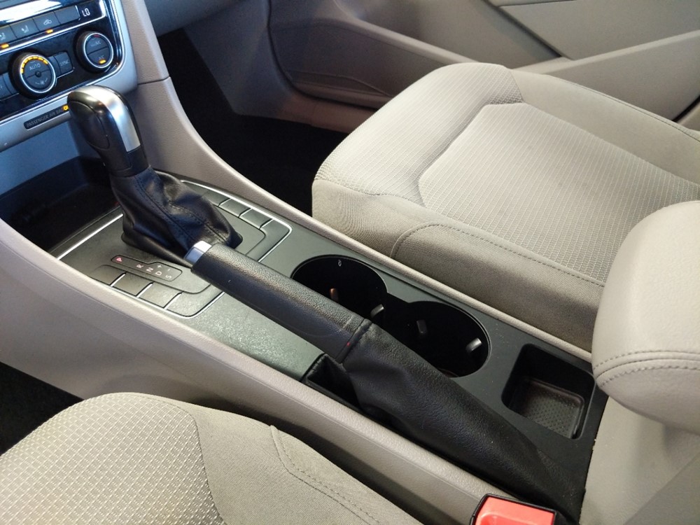 2016 Volkswagen Passat - Center Console/Cup Holders