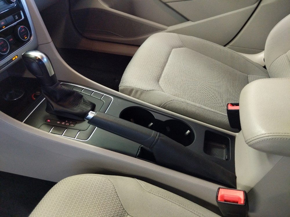 2016 Volkswagen Passat - Center Console/Cup Holders