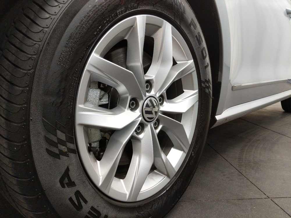 2016 Volkswagen Passat - Wheel