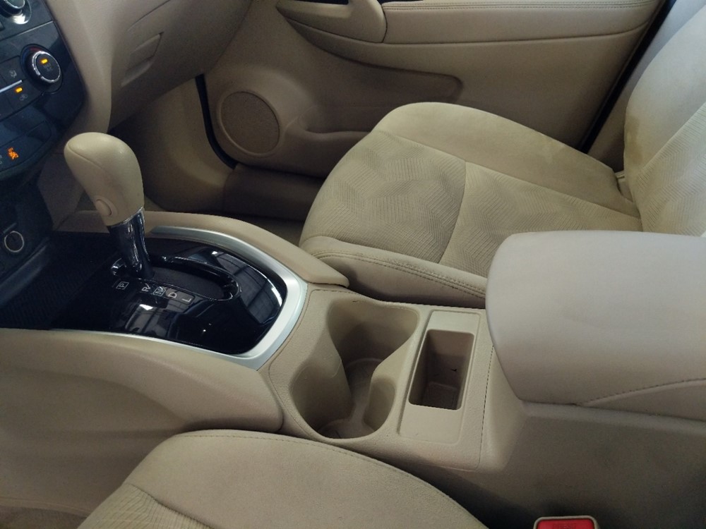 2015 Nissan Rogue - Center Console/Cup Holders
