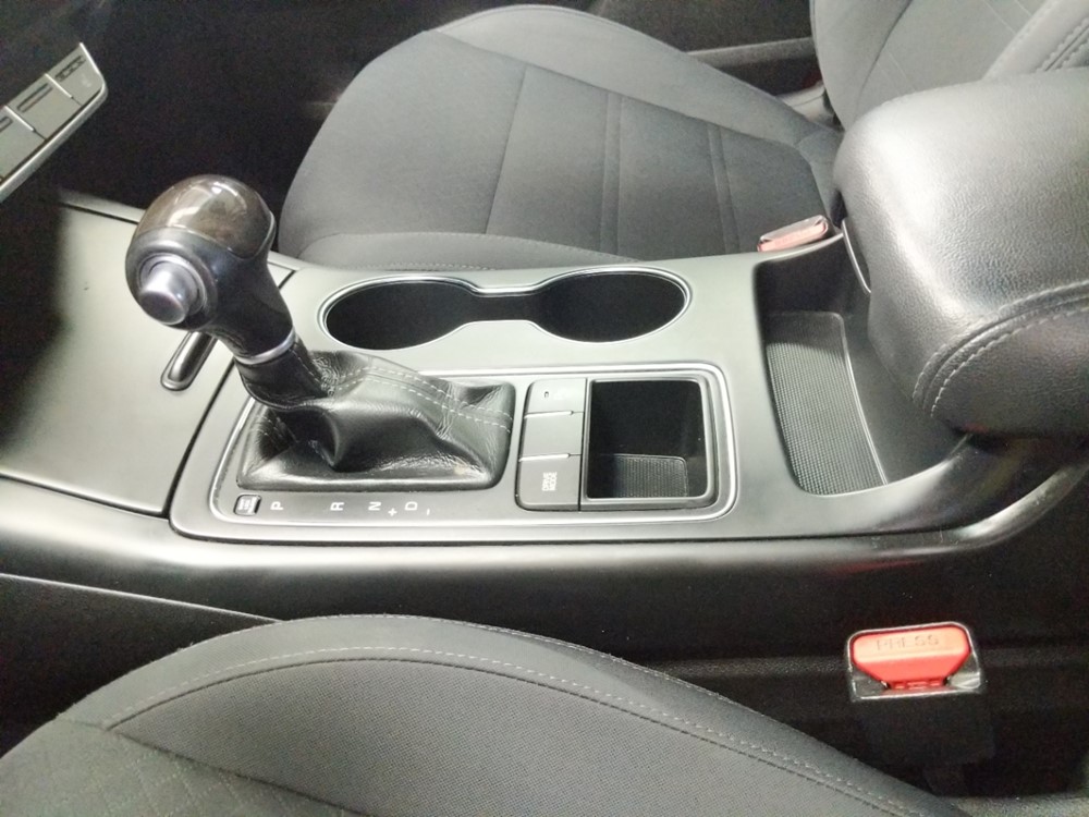 2016 Kia Sorento - Center Console/Cup Holders