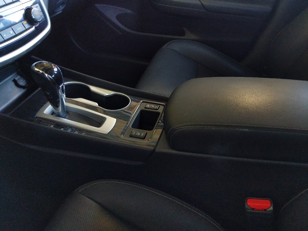 2018 Nissan Altima - Center Console/Cup Holders
