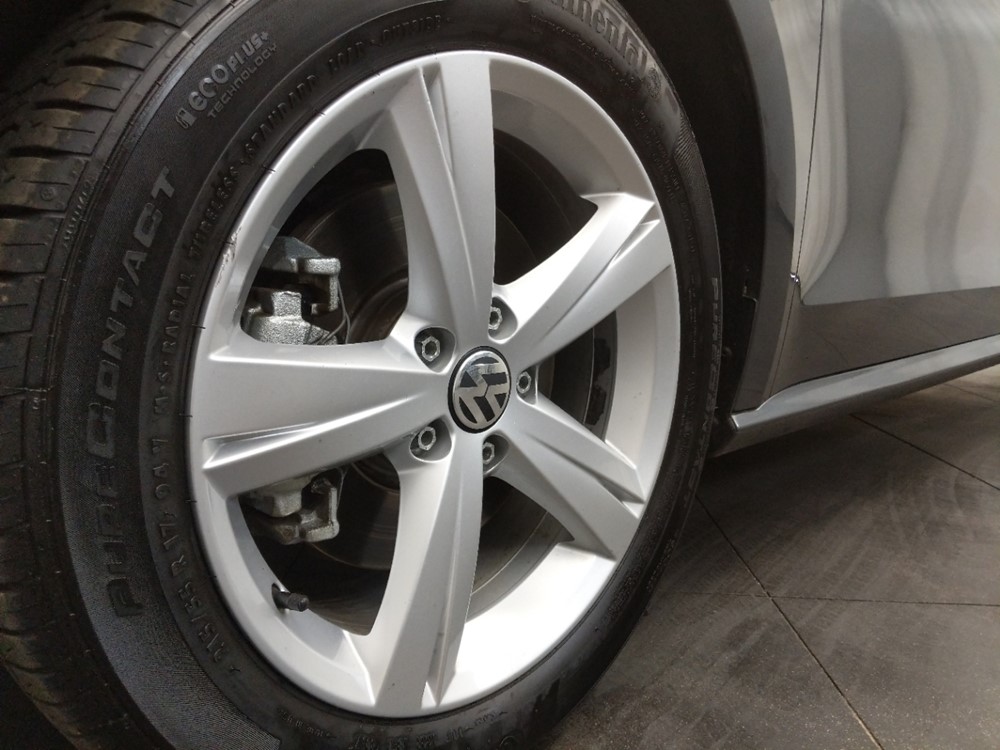 2015 Volkswagen Passat - Wheel