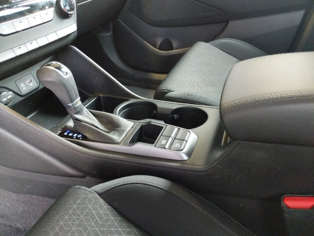 2016 Hyundai Tucson - Center Console/Cup Holders