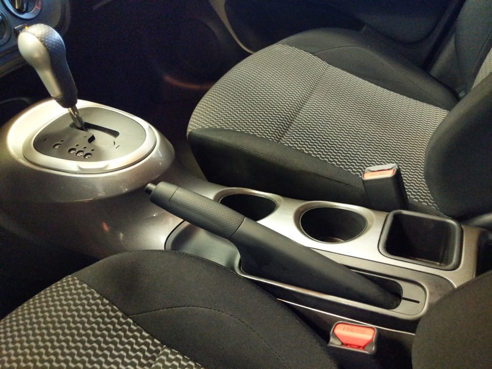 2017 Nissan JUKE - Center Console/Cup Holders