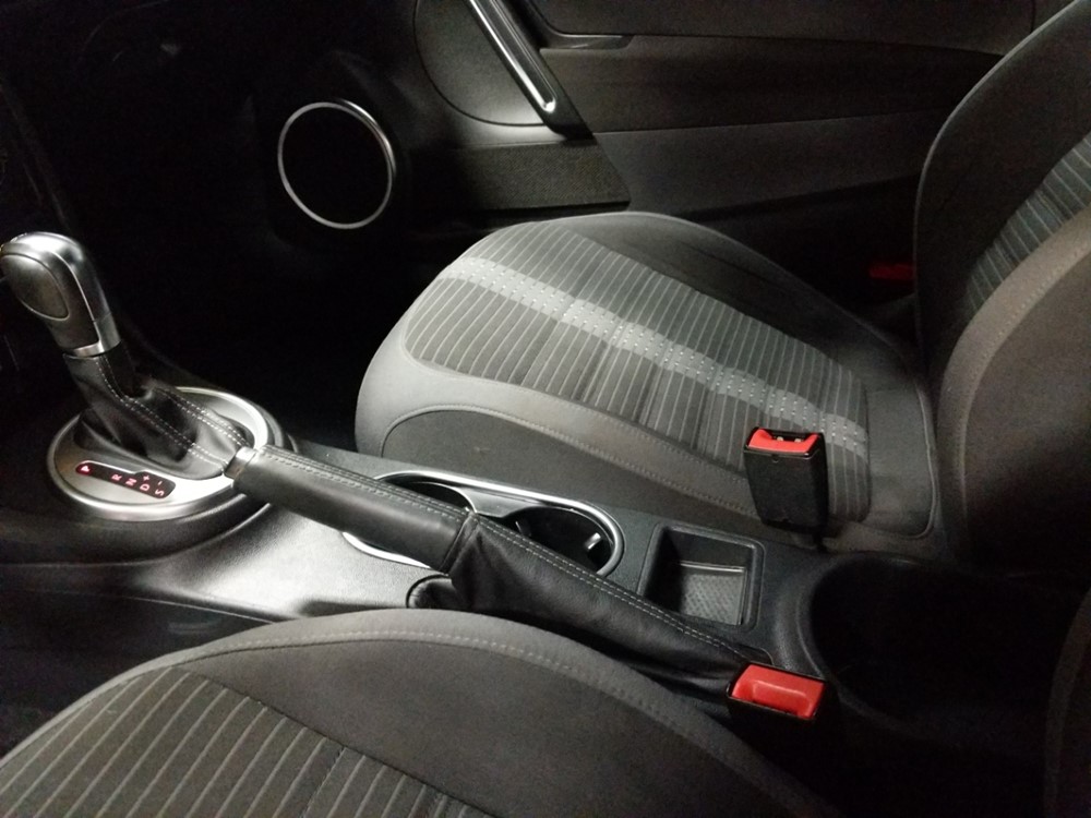 2012 Volkswagen Beetle - Center Console/Cup Holders