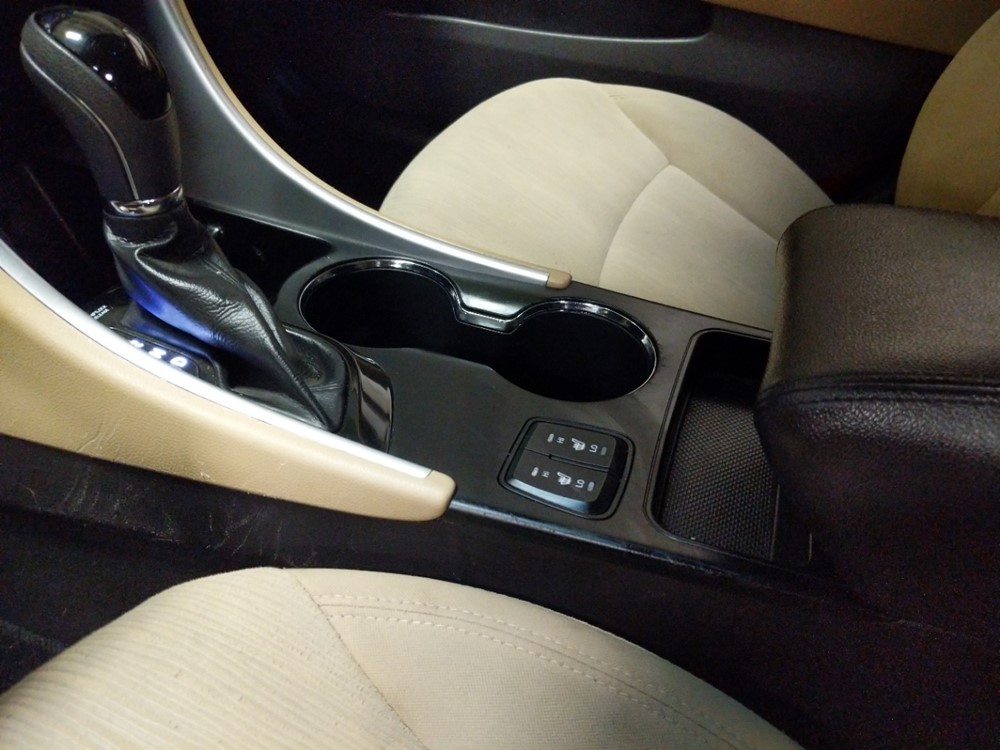 2013 Hyundai Sonata - Center Console/Cup Holders