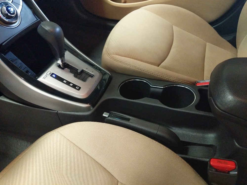 2013 Hyundai Elantra - Center Console/Cup Holders