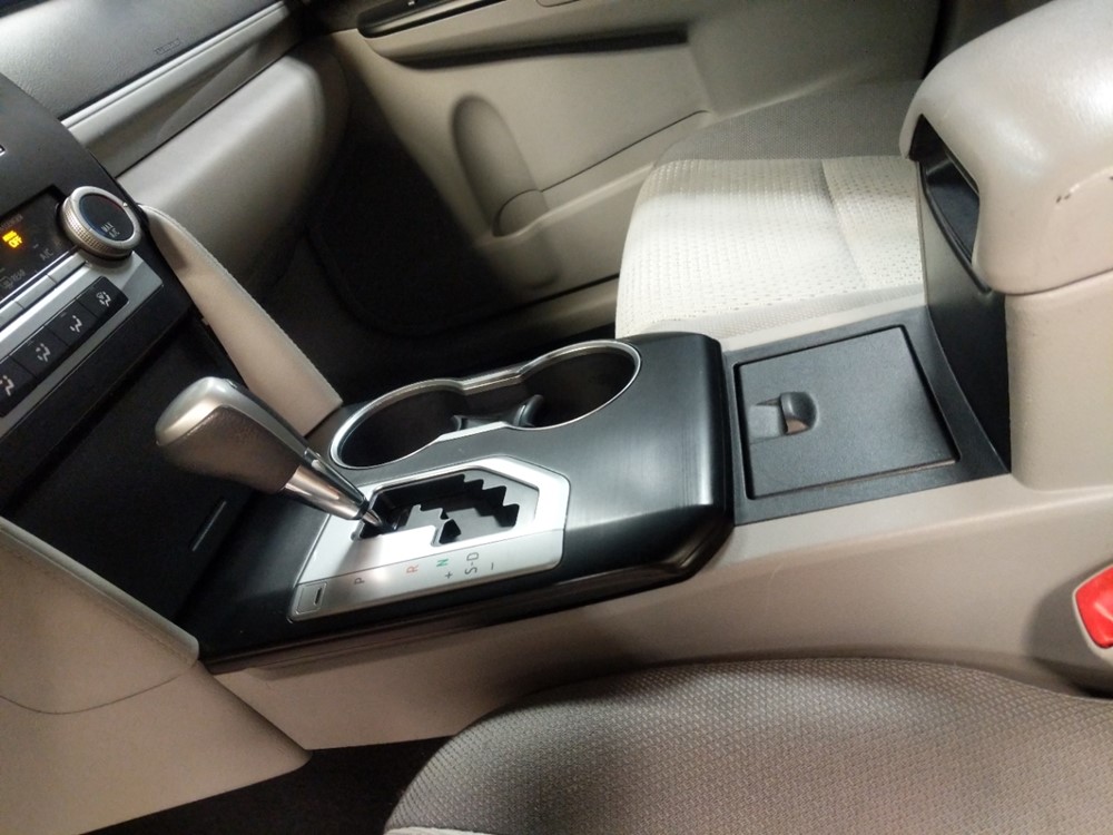 2014 Toyota Camry - Center Console/Cup Holders