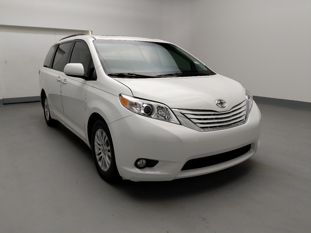 2015 Toyota Sienna - Passenger Front Bumper
