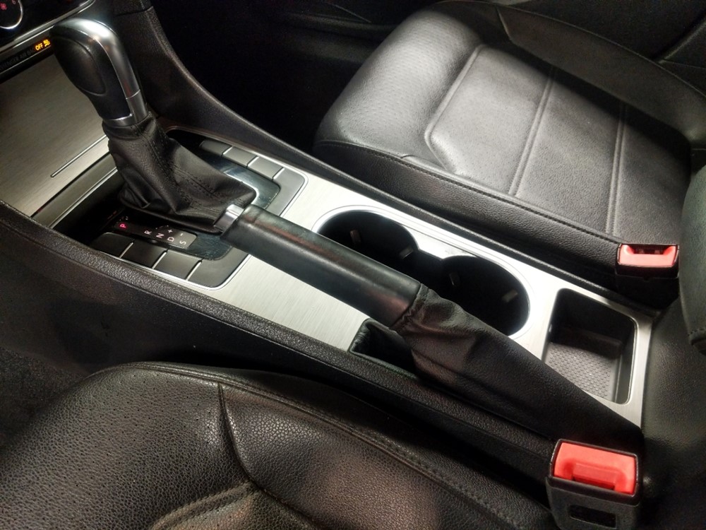 2015 Volkswagen Passat - Center Console/Cup Holders