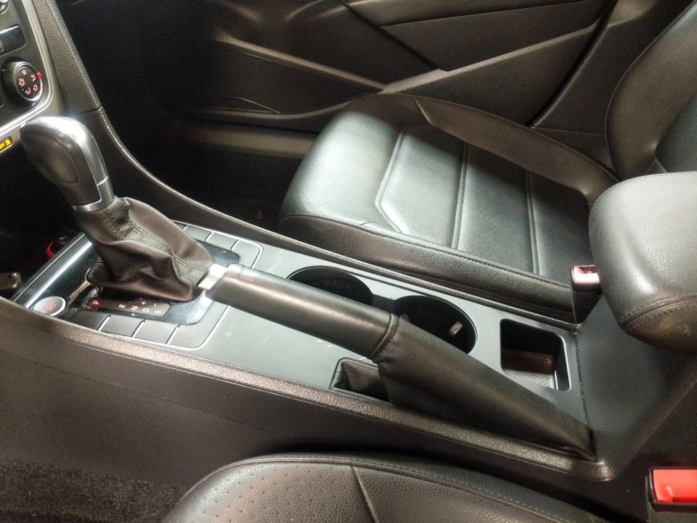 2015 Volkswagen Passat - Center Console/Cup Holders