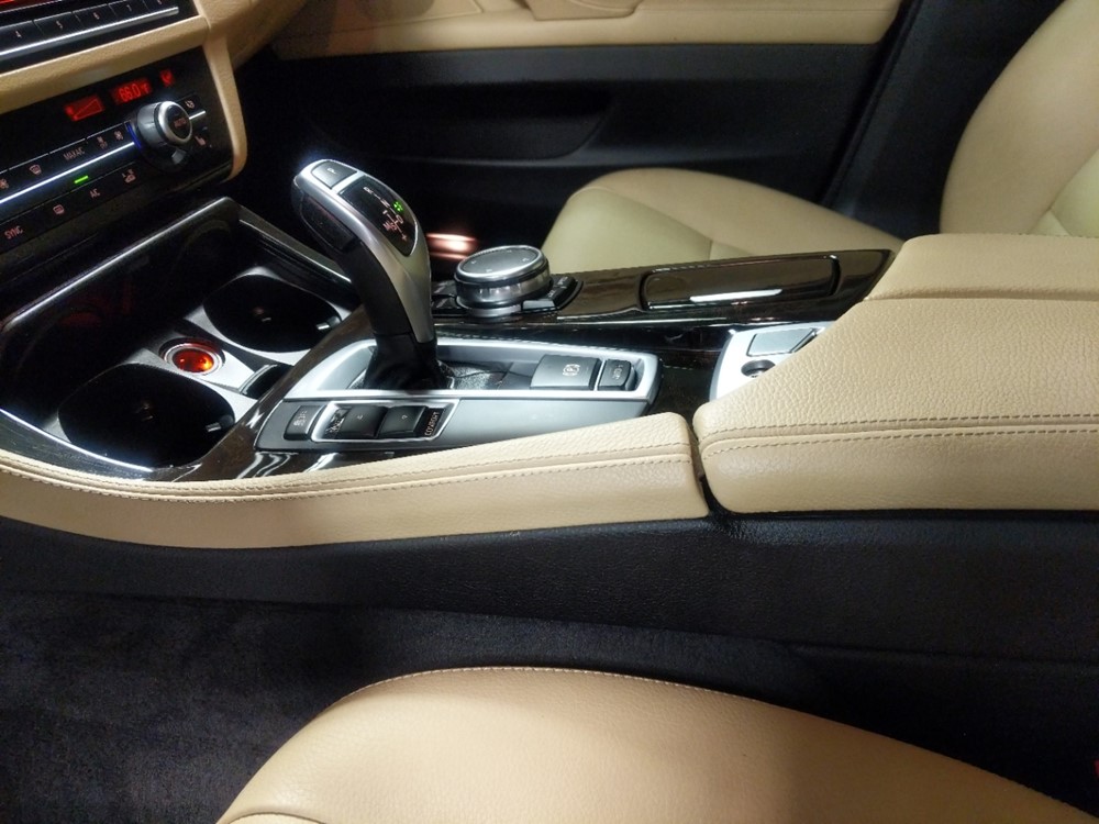 2016 BMW 528i - Center Console/Cup Holders