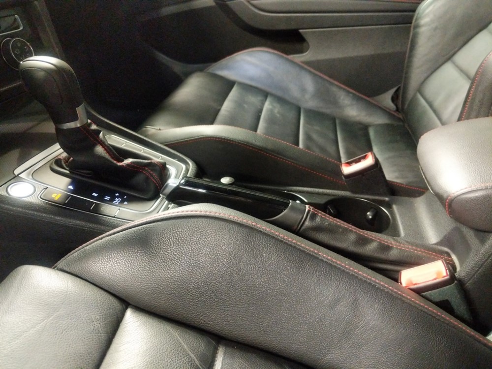 2015 Volkswagen Golf - Center Console/Cup Holders