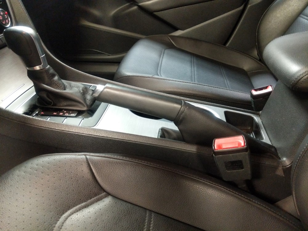 2015 Volkswagen Passat - Center Console/Cup Holders