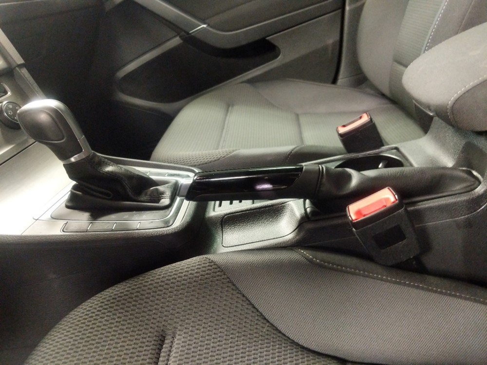 2017 Volkswagen Golf - Center Console/Cup Holders
