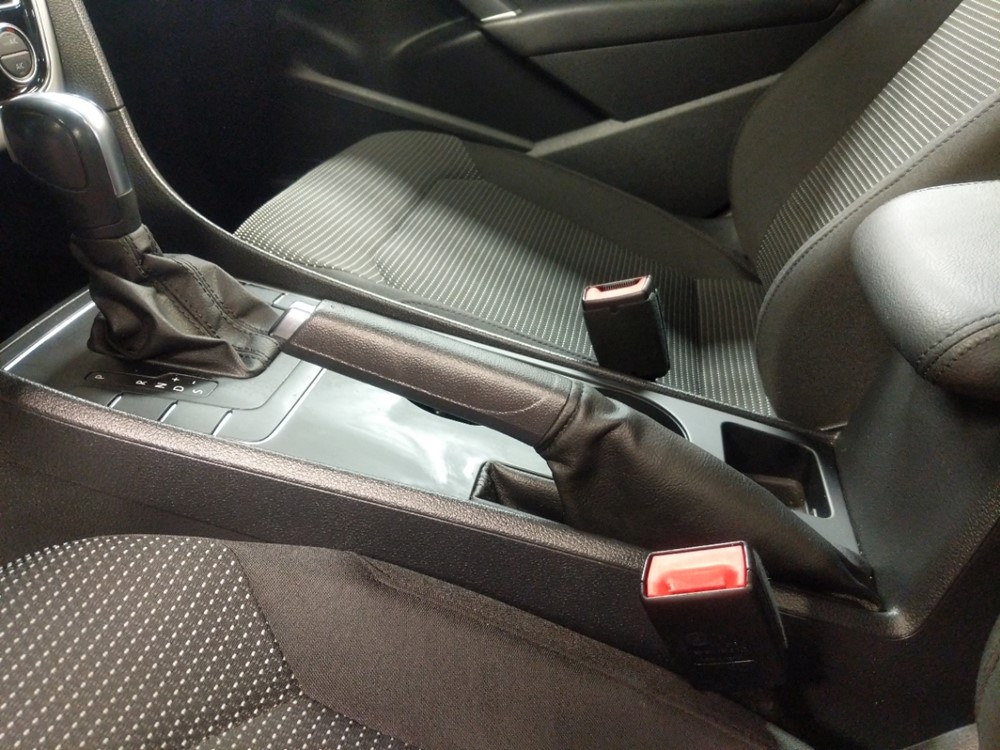 2016 Volkswagen Passat - Center Console/Cup Holders