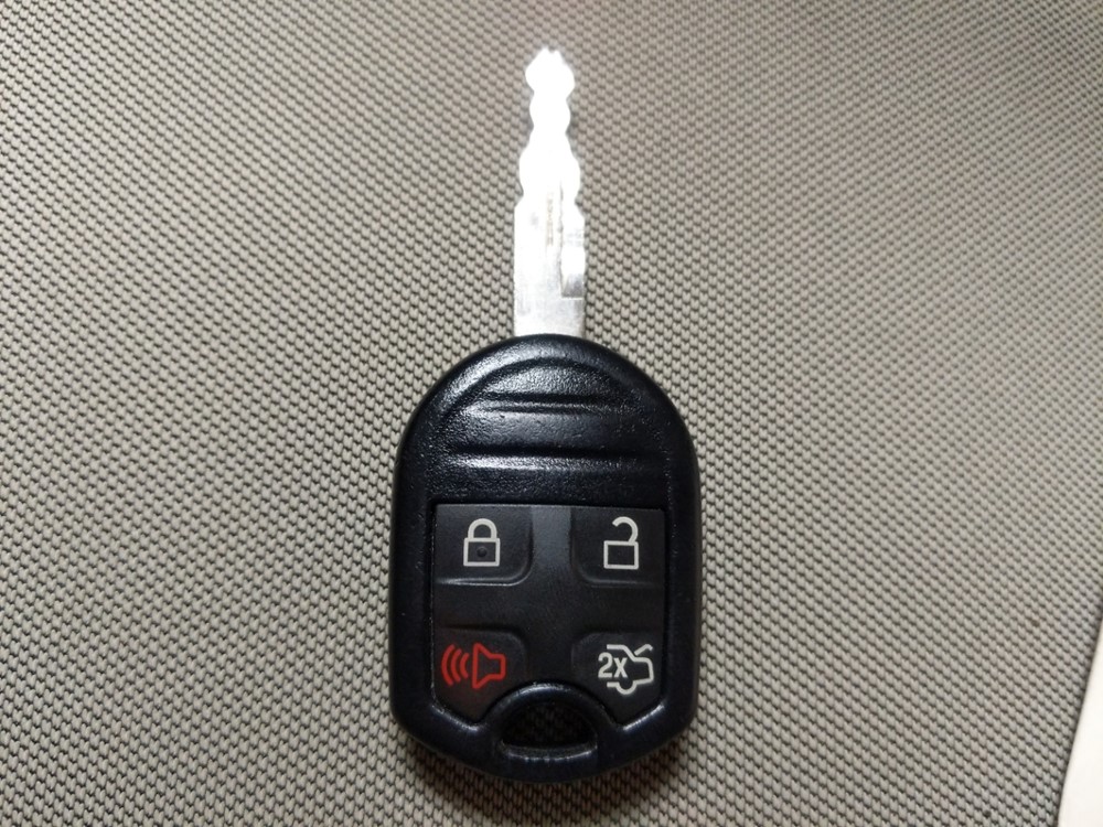 2016 Ford Taurus - Keys