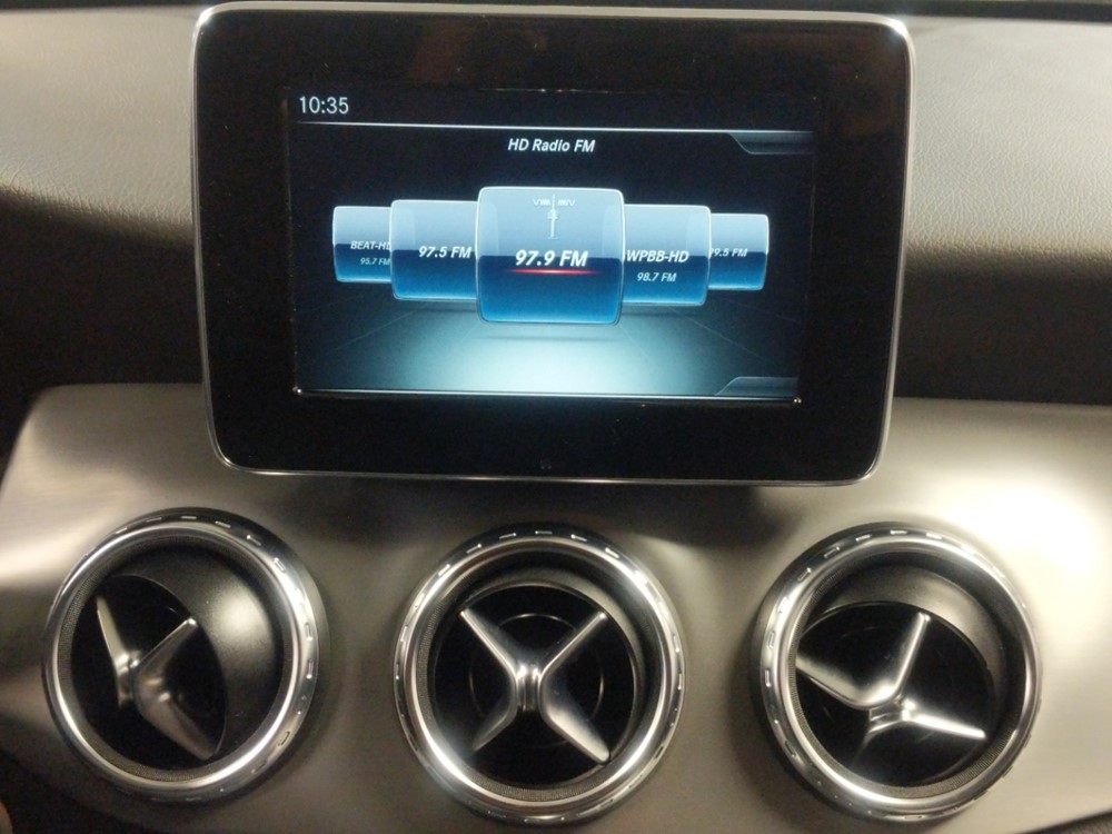 2016 Mercedes-Benz GLA250 - Stereo Package