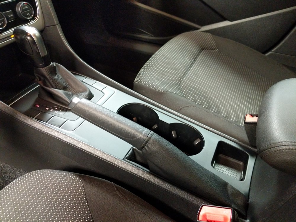 2016 Volkswagen Passat - Center Console/Cup Holders