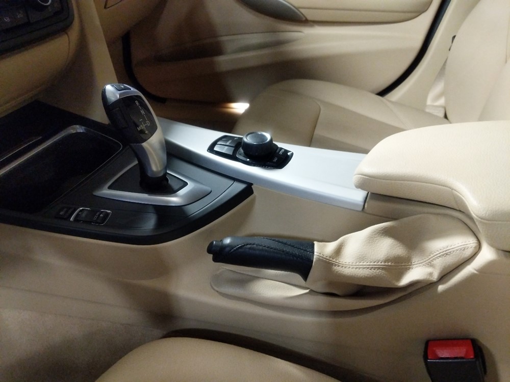 2013 BMW 320i - Center Console/Cup Holders
