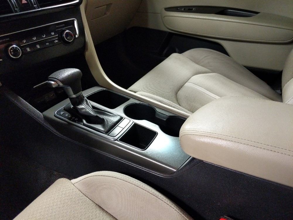 2016 Kia Optima - Center Console/Cup Holders