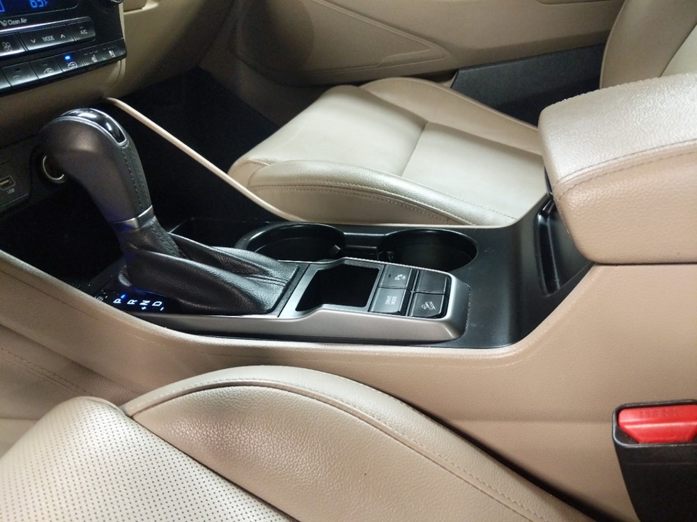 2016 Hyundai Tucson - Center Console/Cup Holders