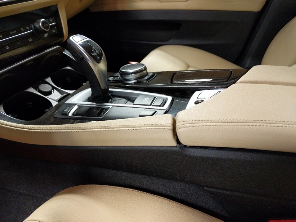 2016 BMW 528i - Center Console/Cup Holders