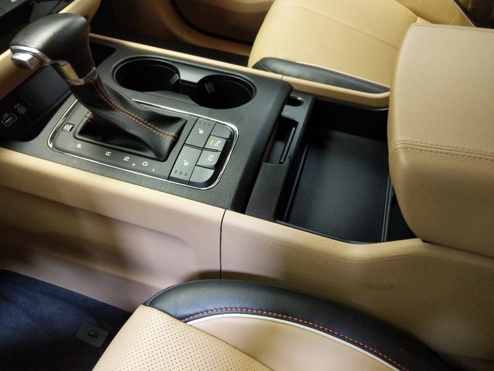 2018 Kia Sedona - Center Console/Cup Holders
