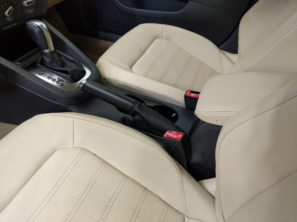 2011 Volkswagen Jetta - Center Console/Cup Holders