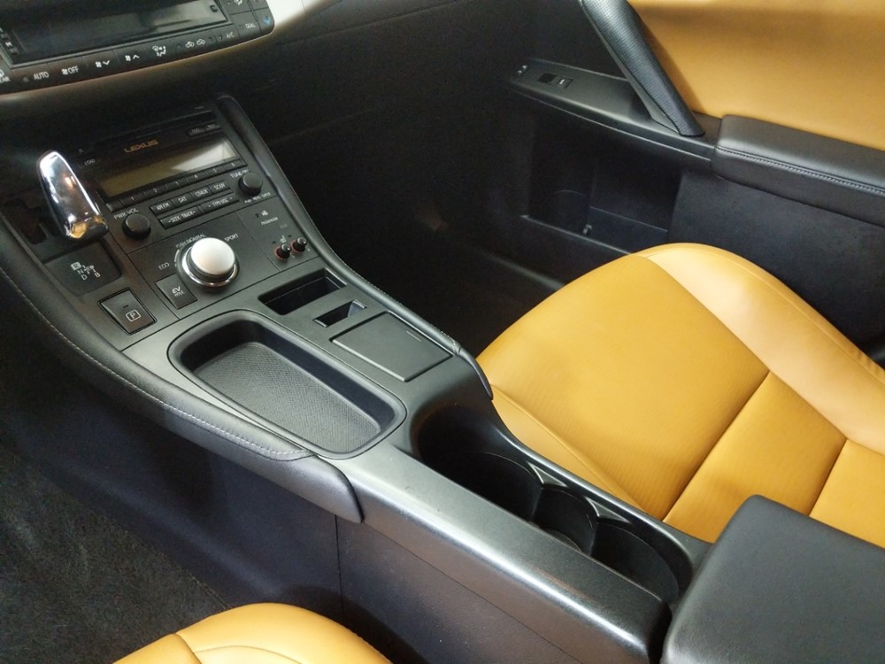 2012 Lexus CT 200h - Center Console/Cup Holders