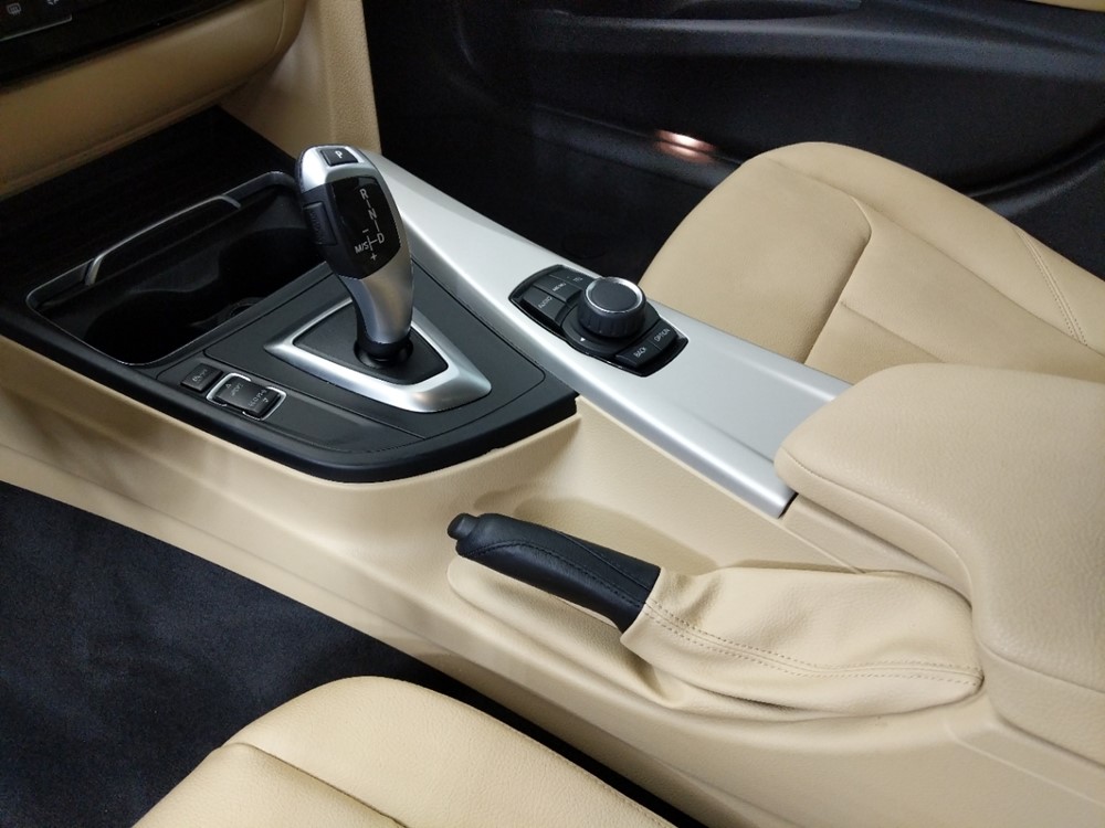 2017 BMW 320i - Center Console/Cup Holders