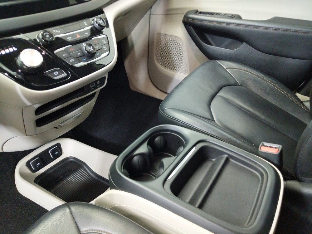 2017 Chrysler Pacifica - Center Console/Cup Holders