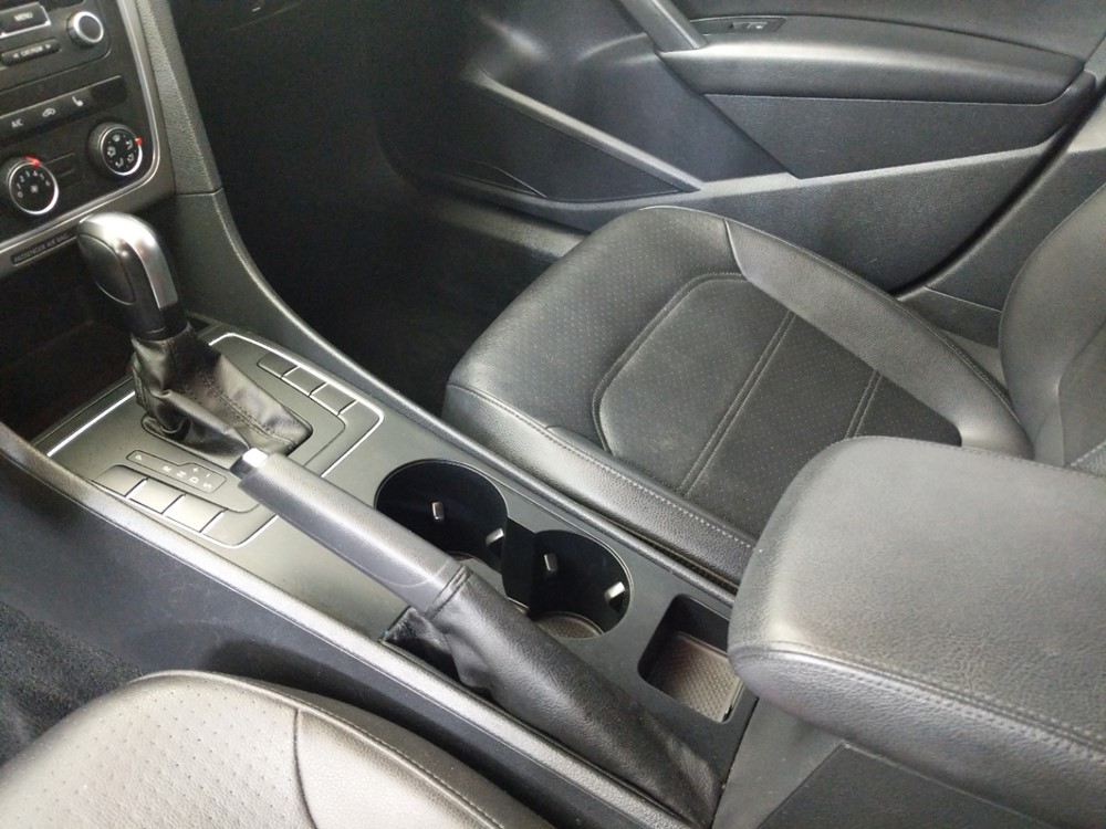 2013 Volkswagen Passat - Center Console/Cup Holders