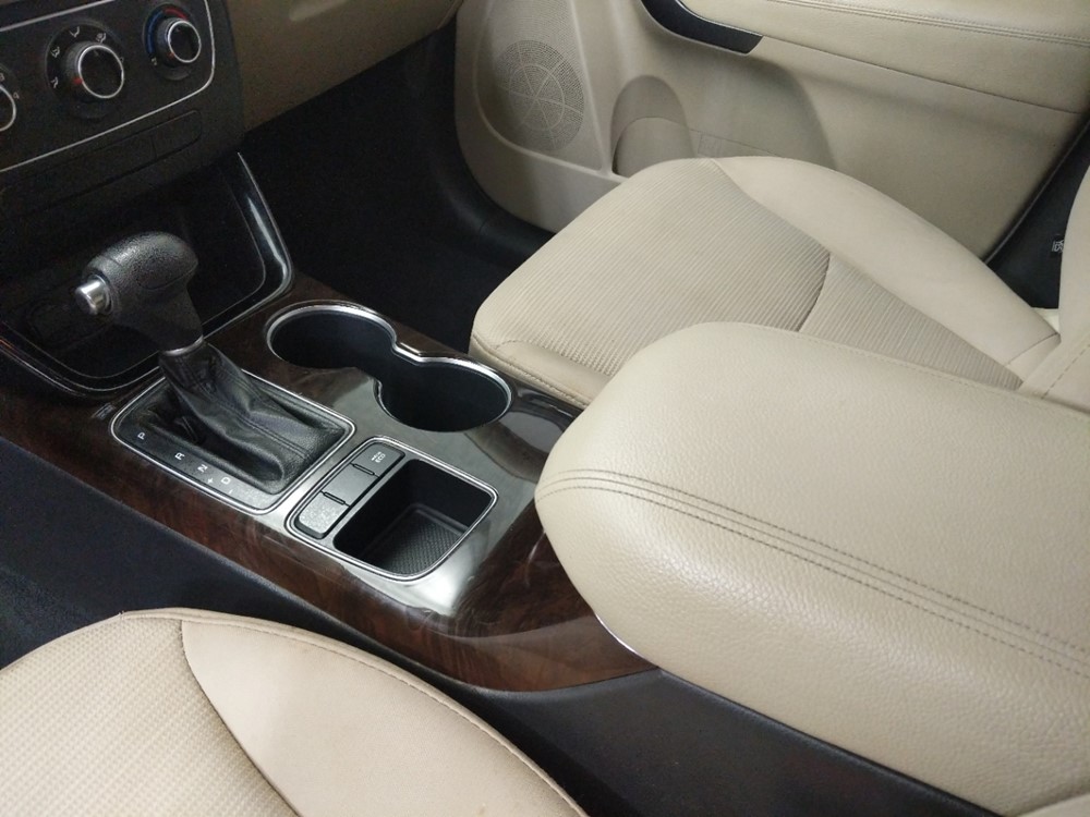 2014 Kia Sorento - Center Console/Cup Holders