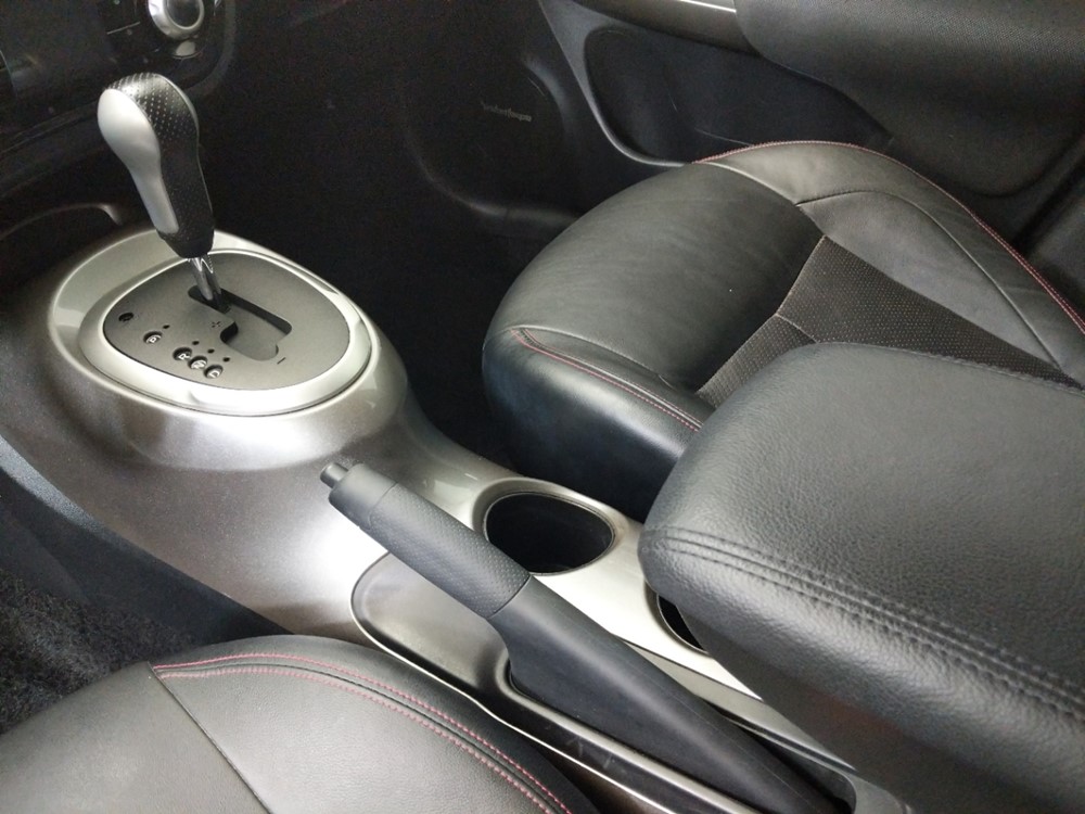 2013 Nissan JUKE - Center Console/Cup Holders
